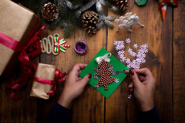 Händerna på kvinna dekorera julklappar och dekorationer — Stockfoto