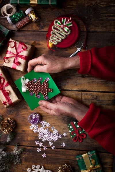 Händerna på kvinna dekorera julklappar och dekorationer — Stockfoto