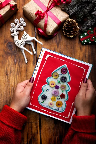 Hands of woman decorating Christmas gifts and decorations — Stock Photo, Image