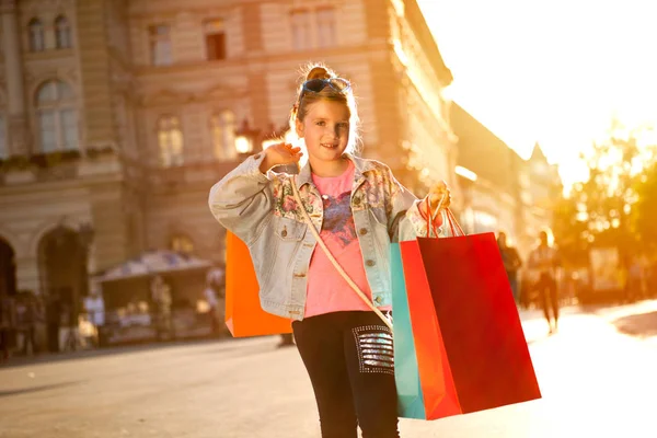 Joven feliz moderna gir divertirse con bolsas de compras en la calle — Foto de Stock