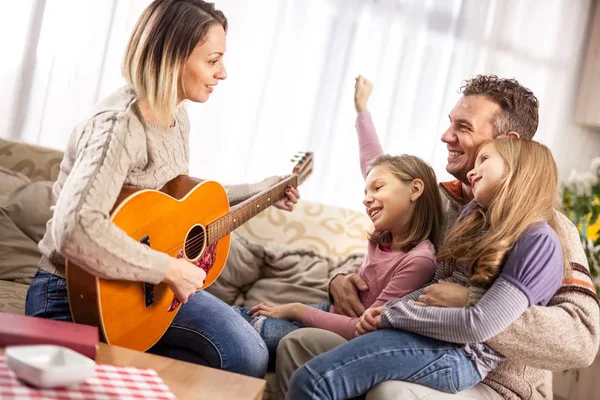 Glückliche liebende Familie. hübsche junge Mutter, Tochter und Ehemann pl — Stockfoto