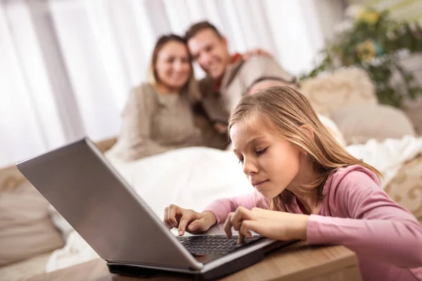 Aile, çocuk, teknoloji ve ev kavramı — Stok fotoğraf