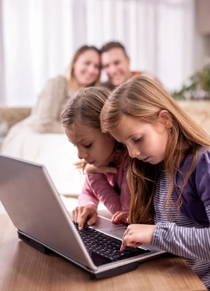 Familj, barn, teknik och hem koncept - — Stockfoto