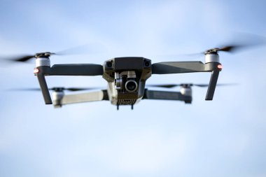 Dörtlü helikopter gökyüzünde yüksek çözünürlüklü dijital kamerayla