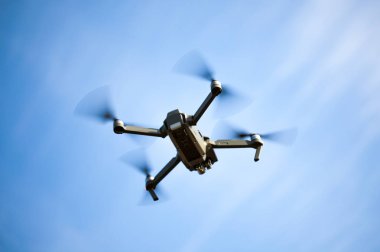 Dörtlü helikopter gökyüzünde yüksek çözünürlüklü dijital kamerayla