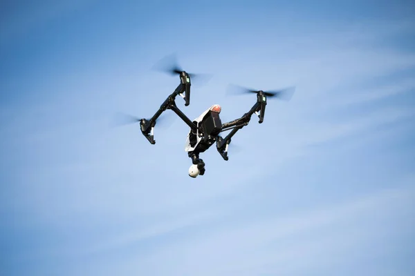 Drone quad copter with high resolution digital camera on the sky — Stock Photo, Image