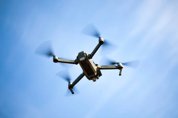 Drone quad copter med hög upplösning digitalkamera på himlen — Stockfoto