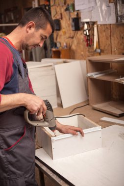 Marangoz atölyesinde ahşap tahta sondaj