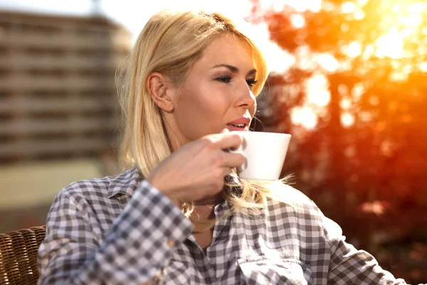 Vacker ung affärskvinna i caféet. — Stockfoto