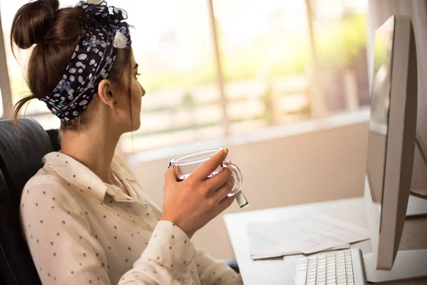 Mujer de negocios con ordenador PC beber té en la oficina —  Fotos de Stock