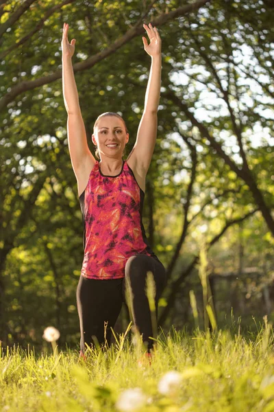 Vacker Fitness kvinna kör och jogging på park — Stockfoto