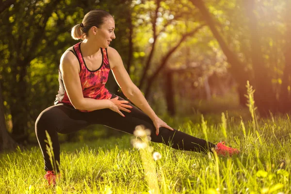 Hermosa mujer de fitness corriendo y corriendo en el parque —  Fotos de Stock