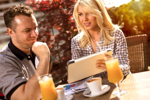 Деловая пара в кафе работает на цифровом планшете — стоковое фото