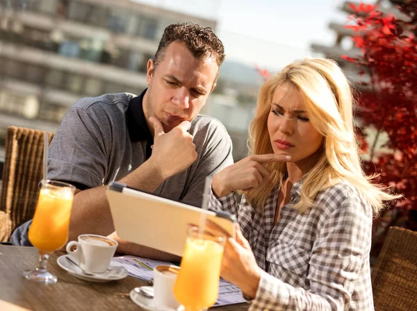 Pareja de negocios casuales en la cafetería trabajando en la tableta digital —  Fotos de Stock