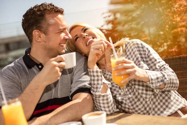 Pareja feliz disfrutando de un café en la cafetería —  Fotos de Stock