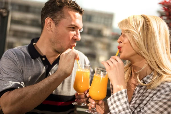 Lyckligt par njuter och romantiska umgås på kaffe s — Stockfoto