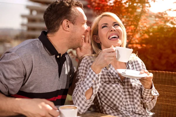 Gelukkige paar genieten van een kopje koffie bij de koffieshop — Stockfoto