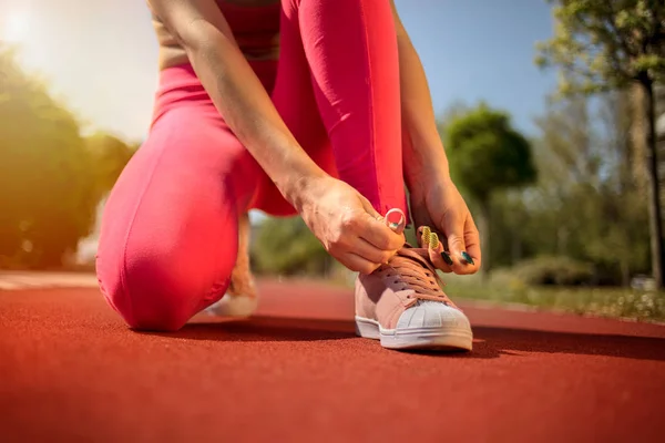 女子赛跑运动员绑她准备慢跑的鞋子 — 图库照片