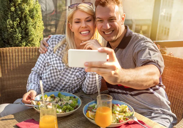 Usmívající se pár se selfie — Stock fotografie