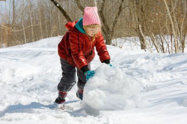 Kız bir kartopu rulo