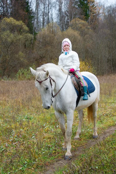 Fille monter sur un cheval blanc — Photo