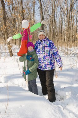 Anne ve kızı ile bir korkuluk