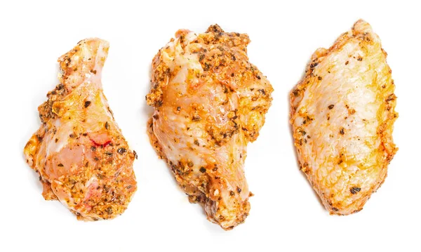 Beyaz arka plan üzerinde marine edilmiş tavuk kanat parçaları — Stok fotoğraf