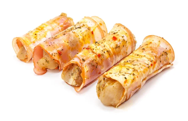 Poitrine de poulet enveloppée de bacon marinée sur une sauce épicée — Photo