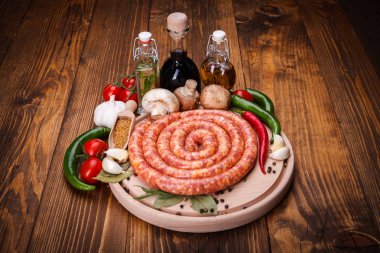 Domuz sosisi sebze ve baharatlar