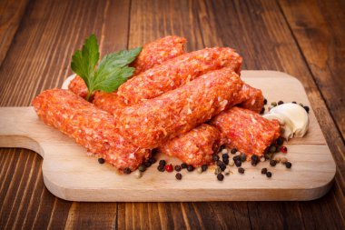 Rumen domuz eti ve kuzu sosis, mititei biber ve sarımsak ile