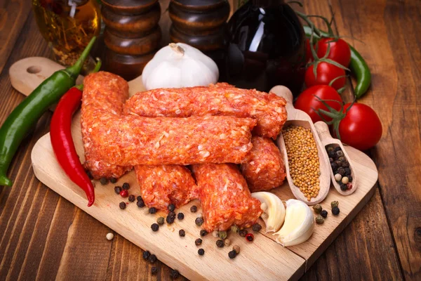 Rumen domuz eti ve kuzu sosis, mititei baharatlar ile — Stok fotoğraf