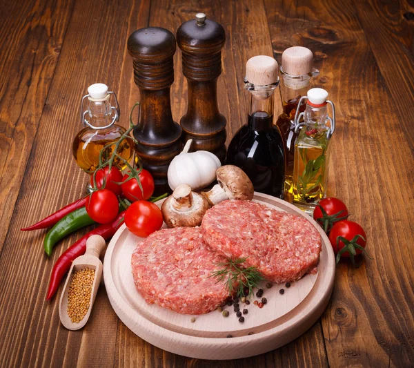 Pişmemiş hamburger eti baharat ile — Stok fotoğraf