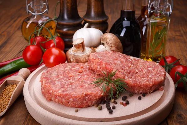 Невареное мясо гамбургера со специями — стоковое фото