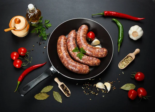 Top view of homemade pork sausages in frying pan — Stock Photo, Image