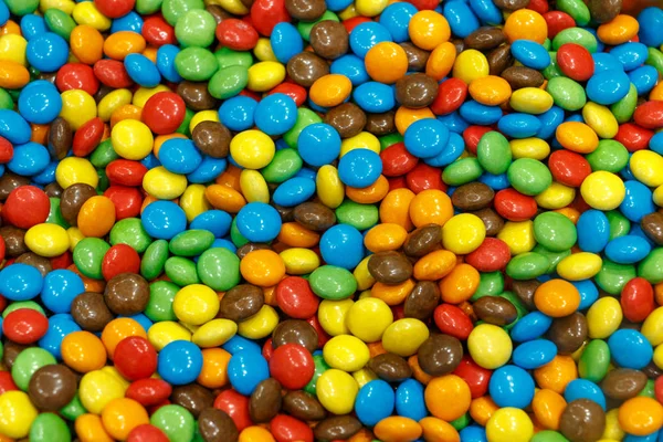 Barevné cukrové zahrnuty čokoládové bonbóny — Stock fotografie