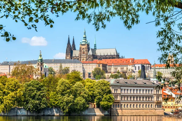 Paisaje urbano de Praga con Catedral de San Vito, República Checa — Foto de Stock