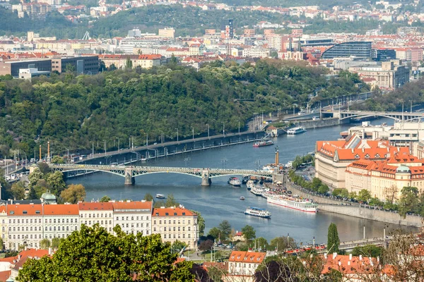 Vue aérienne de Prague avec ponts et navires sur la rivière Vltava — Photo