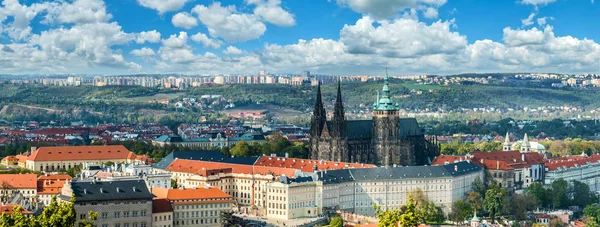 Panorama de Prague avec la cathédrale Saint-Vitus — Photo