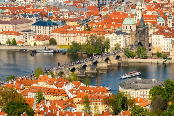 Personnes sur le pont Charles, Prague, République tchèque — Photo