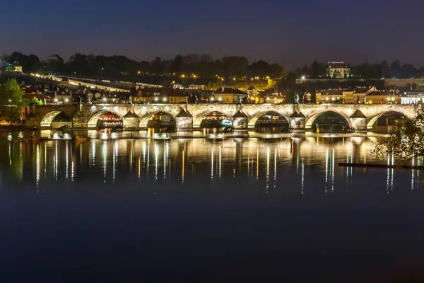 Прага, Карлов мост вечером — стоковое фото