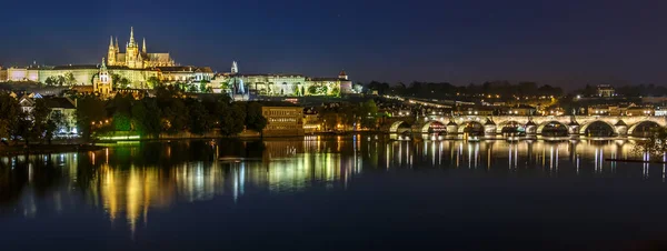 Ponte Carlos e Catedral de São Vito em Praga — Fotografia de Stock