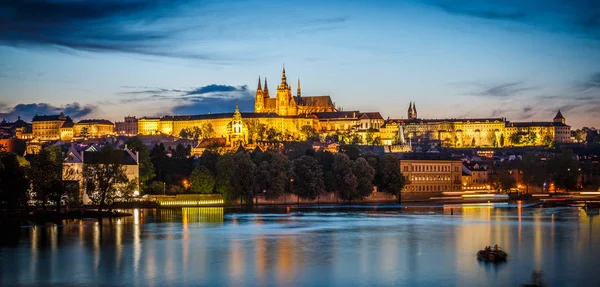 Catedral de San Vito y el río Moldava en las luces de la tarde, Praga —  Fotos de Stock