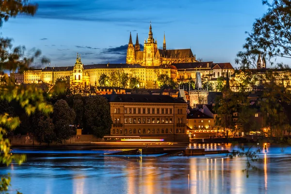 Katedrála svatého Víta a Vltava řeka v večer světel, Praha — Stock fotografie