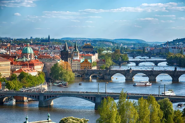 Пражские мосты, воздушный городской пейзаж, Чехия — стоковое фото