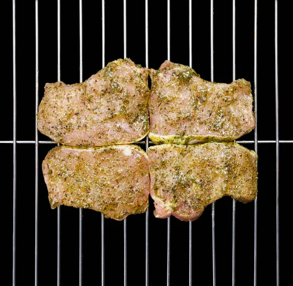 腌好的猪肉里脊牛排烧烤网格上 免版税图库图片