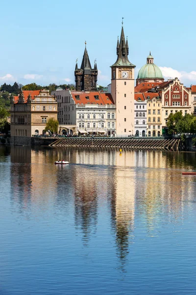 Blick auf die Kirchturmuhr in Prag mit der Moldau im Hintergrund lizenzfreie Stockbilder