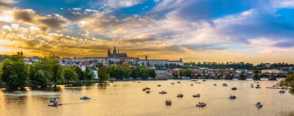 Panoramisch uitzicht op rivier Vltava met boten, Praag, Tsjechische Republi Rechtenvrije Stockafbeeldingen