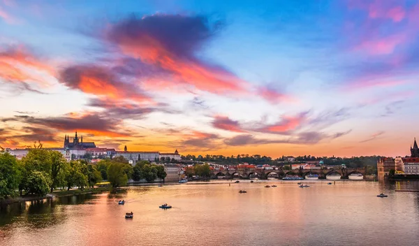 Praga, ponte Charles ao pôr do sol Fotografias De Stock Royalty-Free