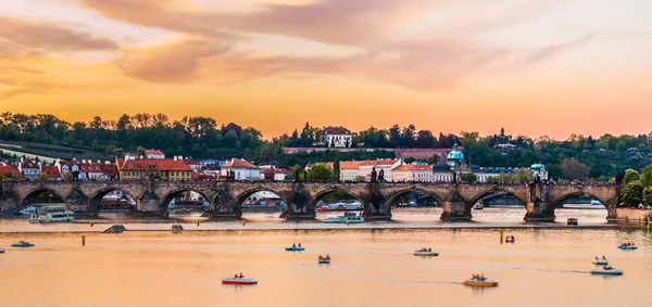 Praga, ponte Charles ao pôr do sol Imagem De Stock