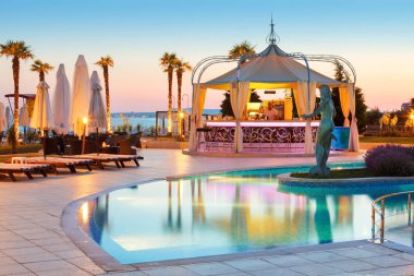 Yüzme havuzunun yanında dinlenen sandalyeler 